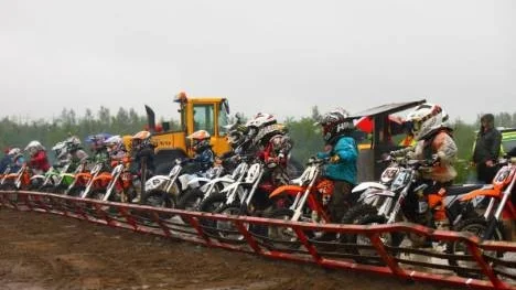 Motocrossförarna som tävlade i klass GH 65 väntar på att få köra i väg.