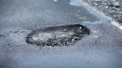 Gång efter annan poppar nya lömska hål fram i beläggningen över Bergsviksbron.