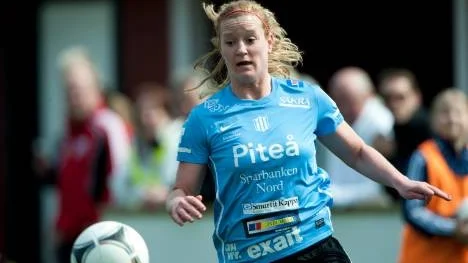 Jennifer Nobis gjorde mål igen, hennes tionde för säsongen. Det var också det viktigaste. Målet, som kom i slutminuten, betydde seger med 2-1 för Piteå i bortamatchen mot Örebro - och därmed säkrade PIF nytt kontrakt i damallsvenskan.