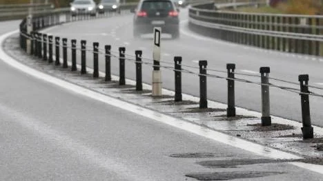 Vägskador över Bergsviksbron blir snart ett minne blott. Inom kort startar ett nära två månader långt projekt som ska radera risken för framtida håligheter. Dessutom ska broöverfarten få belysning.Klipp från PT den 20 februari.