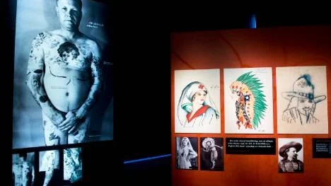 Under tidigt 1900-tal förknippades tatueringar med kriminella, prostituerade och sjömän. Idag är de mera allmänt förekommande.