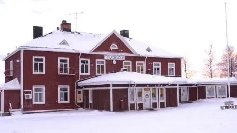 Parkskolan i Glommersträsk behöver ny fasadbeklädnad och nya fönster för en sammanlagt halv miljon kronor. (Arkivbild)