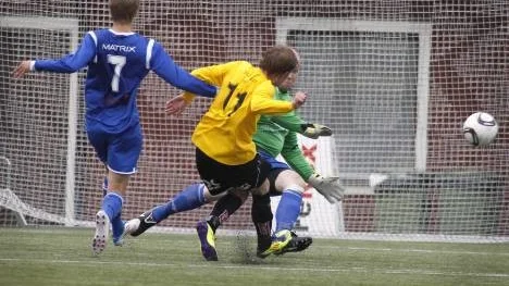 Andreas Olofsson (11) håller sig framme och är nära att göra mål för Infjärden. Seriefinalen vanns av Infjärden som nu bara är två poäng efter Alvik.