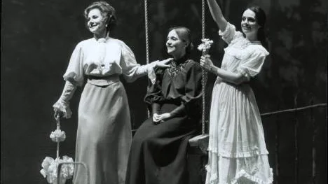 Från vänster: Evelyn Lear som Irina Arkadina, Patricia Wells som Masha och Evelyn Petros som Nina in Pastieri i "Måsen".