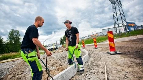 Fredrik Nilsson och Axel Simu vid NCC jobbar vid Piteås nya rondell på Industrigatan, den blir klar i höst.