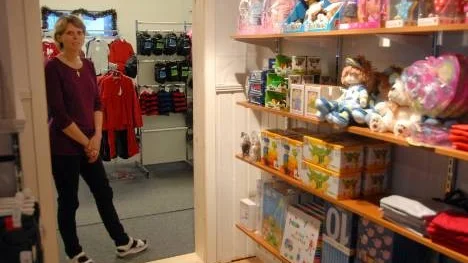 Jeanette Marklund i Arjeplog har själv skaffat sig ett jobb genom att öppna en affär med barnkläder.
