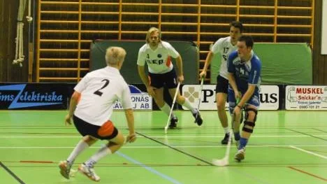 Johan Renberg, till höger i blått, spelade bra när K4 IF mötte Stil på lördagen. Han gjorde ett av målen själv och assisterade till två av de andra målen.