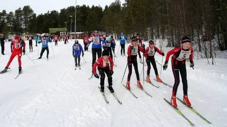 Starten har gått för åkarna som valde att åka 15 kilometer i Renbergsloppet i Arjeplog på lördagen.