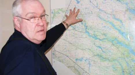 Anders Holmlund vid Arjeplogspolisen framför kommunens fjällkarta. "Det är ett stort område med mycket dåliga isar och mycket folk."