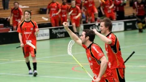 Niklas Morén (i mitten) klev fram när Wibax Patriots vann division 1-matchen mot Jemtland. Bra hjälp hade han av kedjekompisarna Elias Nyström och Johan Eklöf.