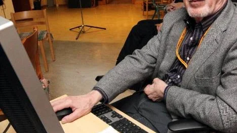 Dick Cederquist har hållit datakurser i tiotalet år och numer använder han sig av internet för distansutbildningar.