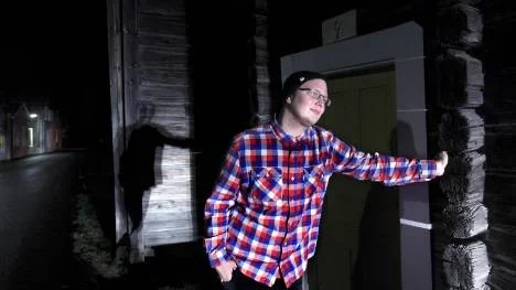 Ljuset är både en förutsättning och en viktig ingrediens i fotograferandet. När den från Youtube högaktuelle hiphoparen Jonny Granberg med artistnamnet  Kusinen skulle plåtas till PT:s nöjessidor fick helljuset från reportagebilen agera studioljus bland Öjebyns kyrkstugor.