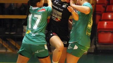 Det blev tufft och jämnt mellan Boden 1 och Lillpite i "seriefinalen" i division 1-handbollen. Här är det Lillpites Sofia Simonsson, i mitten, som försöker sig på ett genombrott.