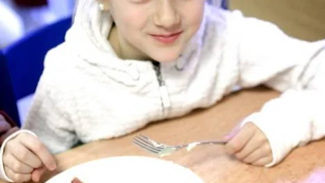 Alma Normark, 9 år, tycker att Norrmalmskolans matsal, som nu hålls stängd, är trevligare än Christinasalens gamla foajé.