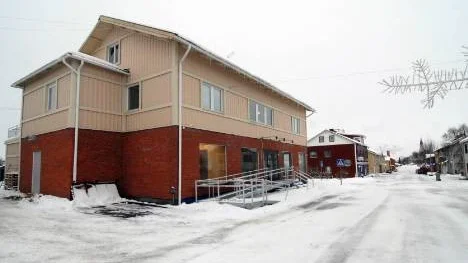 Här i den 109 år gamla affärslägenheten på Storgatan i Arjeplog byggs lägenheter för boende.