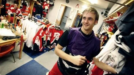Michael Lindqvist, back i Rosviks hockeylag, gjorde två bra matcher och det viktiga 2-0 målet mot Kiruna J 20.
