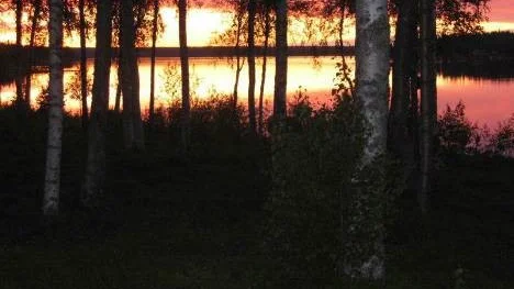 Sommarnattens magiska färger vid havet. Man får aldrig nog av naturens skiftningar i färgpaletten - tänk vilka färger!
