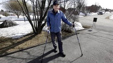 Ove Rehnberg har fått men för livet av Skelleftesjukan. Hans ben är delvis förlamade, men Ove är levnadsglad och motionerar gärna - stavarna hjälper honom att hålla balansen.