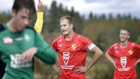 Ett avgörande ögonblick i matchen mellan Hemmingsmark och Bergnäset. Erik Wiklund i hemmalaget får rött kort och Hemmingsmark fick spela resten av matchen med en man mindre.