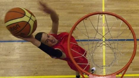 Skol-SM är i sikte för Sten Lindmark och hans basketspelande kamrater på Fridhemsskolan. (Arkivbild)