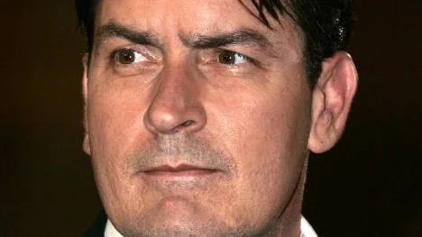 Charlie Sheen har en av huvudrollerna i "2 1/2 män".