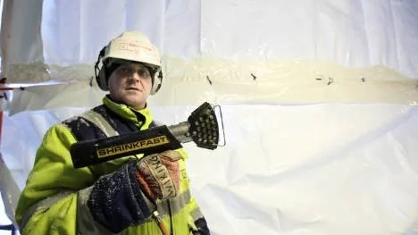Jonas Wiking, Bergnäsets ställningsmontage, använder ett gasoldrivet verktyg för att smälta ihop plastskarvarna.