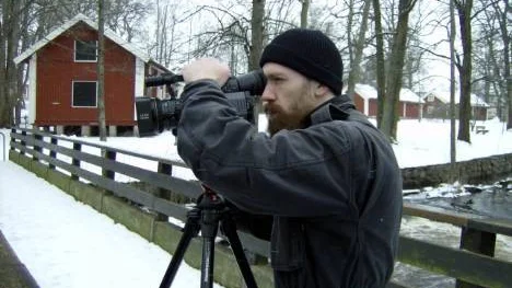 :... och Andreas Brink är regissörerna bakom "Eleganten från vidderna". Även Michael Rosengren är medregissör till filmen som tagit två års arbete. Nu jobbar filmskaparna på en dokumentär om en annan särling, finländaren M A Numminen.