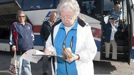 Alice Larsjos höll koll så att alla kom med, när PRO Arvidsjaur i går, fredag, ordnade en dagsutflykt till Fromheden.
