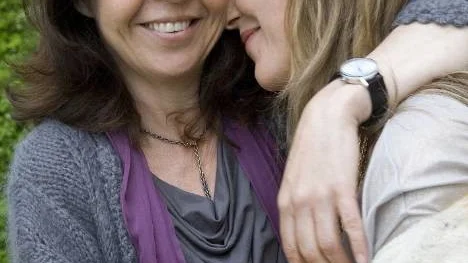 Ingela Olsson och Anna Ulrika Ericsson spelar systrarna som är "Så olika" (och ändå så lika) i Helena Bergströms andra film.