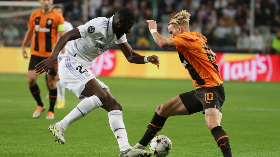 Real Madrids Antonio Rüdiger i duell med Sjachtars Mychajlo Mudryk.