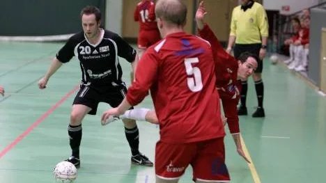 Jonas Berggren, Lillpite, vid bollen i matchen mot Piteå IF 1 som inledde cupen. Lillpite slutade trea medan Piteå vann.