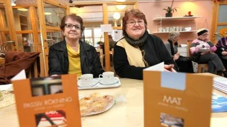 Eva Lundström (till höger) och Inger Hedkvist gjorde reklam för Astma- och allergiföreningen i Piteå som har cirka 200 medlemmar. "Vi hade ett lotteri också, men lotterna tog slut redan klockan halv ett. Det var nog det hembakta fikat som lockade" berättade Eva. (Kan tilläggas att öppet hus-dagen startade klockan tolv.