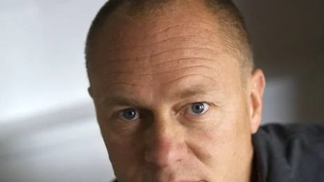 "Varför måste man älska och ha sex med bara en och samma person?" undrar Johan Ekenberg, känd från TV4:as Sexinspektörerna som tror att partnerbyten är räddningen för alla förhållanden.