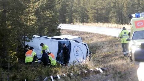 En Arvidsjaursbo i 60-årsåldern omkom i går morse i samband med en singelolycka på riksväg 95 mellan Arvidsjaur och Arjeplog. Räddningspersonalen  hittade mannen livlös utanför fordonet.