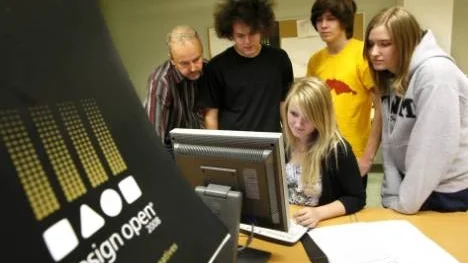 Deltagandet i designtävlingen Design Open blir en extra utmaning för de fem eleverna på teknikprogrammets designinriktning. Från vänster: läraren Torbjörn Häggbom, Mikael Olsson, Beatrice Hedquist, Jens Lindman och Ann-Sofi Lundberg. På bilden saknas eleven Ahmad El Jammal.