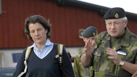 Försvarsberedningens ordförande Karin Enström, m, besökte i går Arméns jägarbataljon i Arvidsjaur och fick information om verksamheten av bland annat I 19-chefen Jan Mörtberg.