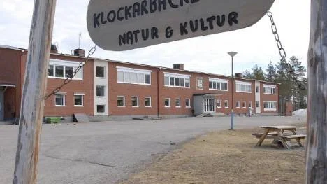 Högstadiet vid Klockarbackeskolan i Moskosel (bilden) och Parkskolan i Glommersträsk ser ut att få ett nådeår.