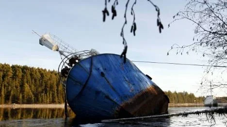 Kraftig slagsida har fartyget fått, som är 28 meter långt, med stålskrov, byggd delvis i tre däck med bryggor och skeppshytter och tilltagen däcksyta samt ett djupgående på 2,6 meter.