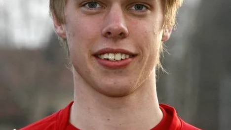 Fredrik Enberg, Piteå IF, uppvaktas av Skellefteå AIK, Öster och Sirius.