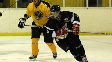Tim Andersson och de övriga ungdomarna i MG/Arvidsjaur Hockey höll sig väl framme i gårdagens match mot IFK Bjurfors. MG/Arvidsjaur vann med 5-2.