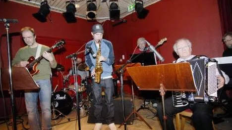 Tre musikgenerationer Marklund i form av Kent, Jens och Owe  finns på scenen vid tisdagens jazz- och svingkväll i Arvidsjaur. Kanske är det för sista gången tillsammans eftersom Owe meddelar att det blir sista spelkvällen för honom i offentliga sammanhang.