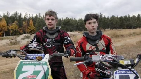 16-årige Petter Nårsa och 14-årige Max Sköld motorcrossess från Moskosel som i helgen åker till Borås för deltagande i USM. Det blir säkert tufft och grabbarnas målsättning är i första hand är att kunna greja en finalplats.