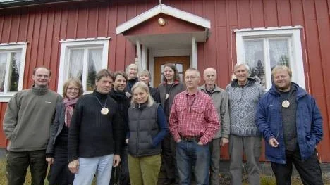Ett tiotal forskare, professorer och lärare av olika nationaliteter har den här veckan varit samlade i Baktsjaurs byastuga  för diskussioner och erfarenhetsutbyte under ämnet "Yrkesutbildning och kultur". Mannen som sett till att locka de utländska gästerna till konferens i Baktsjaurs byastuga är Antoni Lindgren (fjärde från höger ), Baktsjaursbo,  som  till vardags är lektor och docent i sociologi vid Luleå universitet.