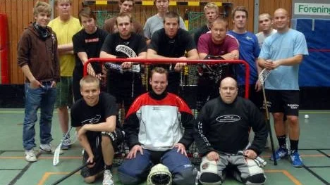 Argentum - en hyfsad trupp. Stående fr.v. Magnus Ranberg, Fredrik Jakobsson, Adam Mattsson, Marcus Abrahamsson, Jeff Backlund, Tobias Nilsson, Per Gyllenberg, Flix Nordfjell, Tommy Flinkfeldt, Charlie Westin, Jimmy Karlberg, Raymond Westerlund. Sittande fr.v. Emil Nordin, Mikael Johansson och Cohn Lundström.