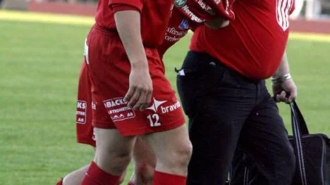 En skadad Mikael Eriksson fick hjälp av planen efter den våldsamma kollisionen som gav honom rött kort ifjol. Då befarade han att karriären var över, men nu är han tillbaka i spel och är laddad inför kvällens derby mot IFK Luleå.