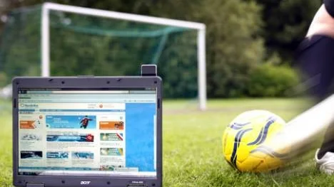 Det är helt och hållet mot fotbollsförbundets regler, men spelarna bryter mot dessa och satsar ändå pengar i matcher som de själva spelar i. Det tar bara ett par minuter framför datorn att kamma hem enkla pengar, speciellt då klubbarnas andralag är inblandade. I dessa kan laguppställningarna skilja sig mycket match från match. Det händer även att spelare satsar på att det egna laget ska förlora.