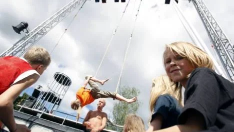 Trapetskonster var ett delmoment som barnen fick prova på, något som kräver en hel del teknik. Cirkusläraren Kalle Granberg hjälper barnen att prova på att göra konster i gungan.