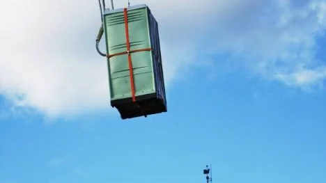 En tallbarrsdoftande bajamaja fick under torsdagskvällen testa på att hoppa bungyjump. Allt för att bevisa sin storhet. Bajamajorna finns nu att testa på kärlekslandet under PDOL.