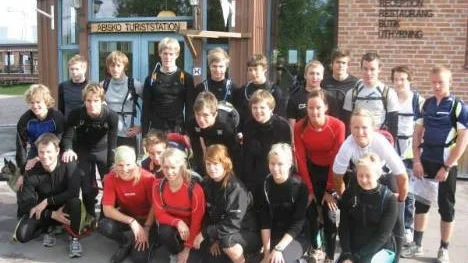 Här är juniorerna som tränade hårt i Abisko. Översta raden, fr v: Johan Poggats, Alexander Sundström, Joakim Persson, Anton Olofsson, Karl Edenroth, Niklas Niska, Martin Bodin, Simon Larsson, Filip Jönsson och Viktor Brännström, Mittenraden, fr v: Simon Lindehag, Adrian Bergström, Fredrik Pajala, Martin Bergström, Samuel Lindehag, Alice Larsson, Magdalena Pajala (assisterande tränare). Främre raden, fr v: Christer Majbäck (tränare), Sofie Ekberg (ass. tränare), Maria Sundström, Elin Nilsson, Sofie Eriksson, Caroline Lundgren.