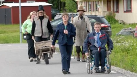 Karin och Kjell Johansson är på väg mot den högtidliga invigningen. I släptåget har de gruvbrytare från historien, Mikael Gotthardsson och Fredrik Johansson.